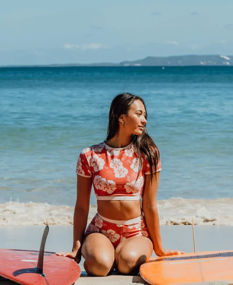 Women Golden Breed Swim-Indie Crop Tee | Hibiscus Wash Red / Beige